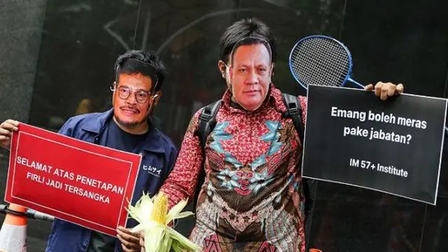 Anggota Koalisi Masyarakat Sipil Anti Korupsi mengenakan topeng Firli Bahuri (kanan) dan Syahrul Yasin Limpo (kiri) saat aksi bersama di Gedung Merah Putih KPK, Jakarta, Kamis (23/11/2023).