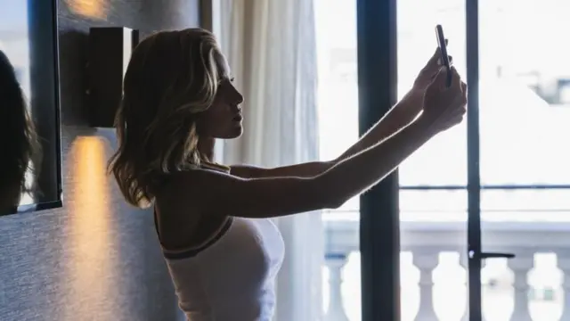 Une jeune dame qui fait un selfie