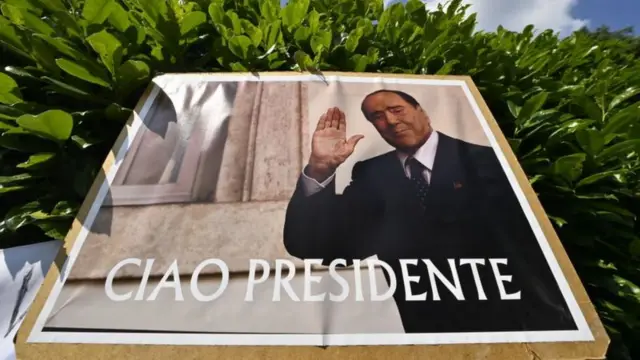Homenagem a Berlusconi em porta de vila que pertencia a ele