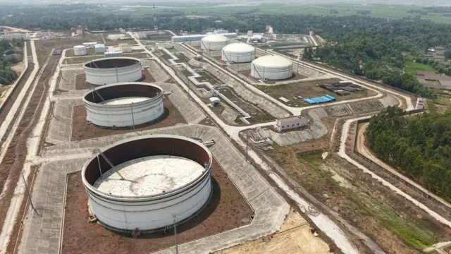 দুই লাখ টন তেল মজুত করার সক্ষমতা খালি পড়ে আছে মহেশখালীতে 