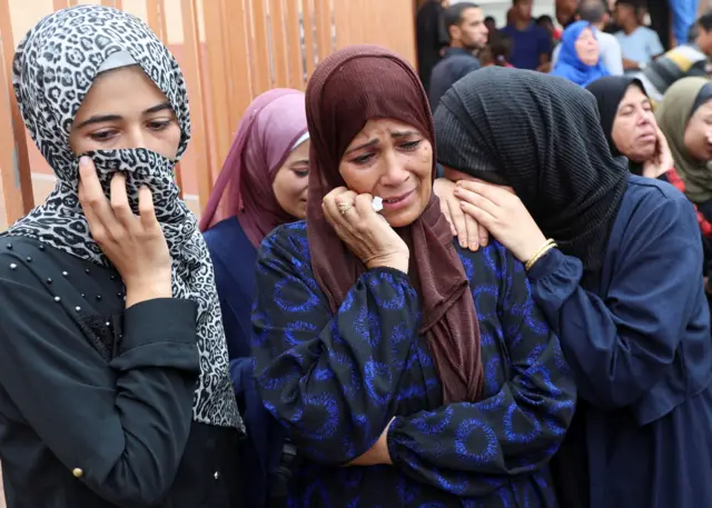 يتفاعل المشيعون خلال جنازة الفلسطينيين الذين قُتلوا بنيران إسرائيلية أثناء محاولتهم الحصول على المساعدة يوم الخميس، والذين قُتلوا في غارات جوية إسرائيلية ليلية على الخيام، وفقًا للمسعفين، في مستشفى ناصر في خان يونس، جنوب قطاع غزة، 1 أغسطس 2025