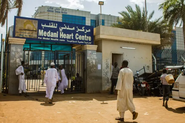 Watu wakiingia na kutoka katika hospitali ya Wad Madani tarehe 25 Mei, 2023