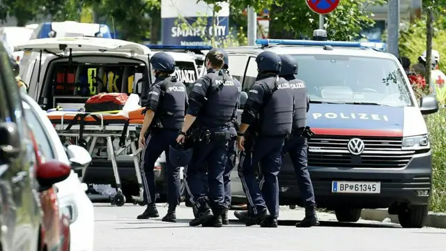 Policías y ambulancias frente al instituto atacado en Austria.