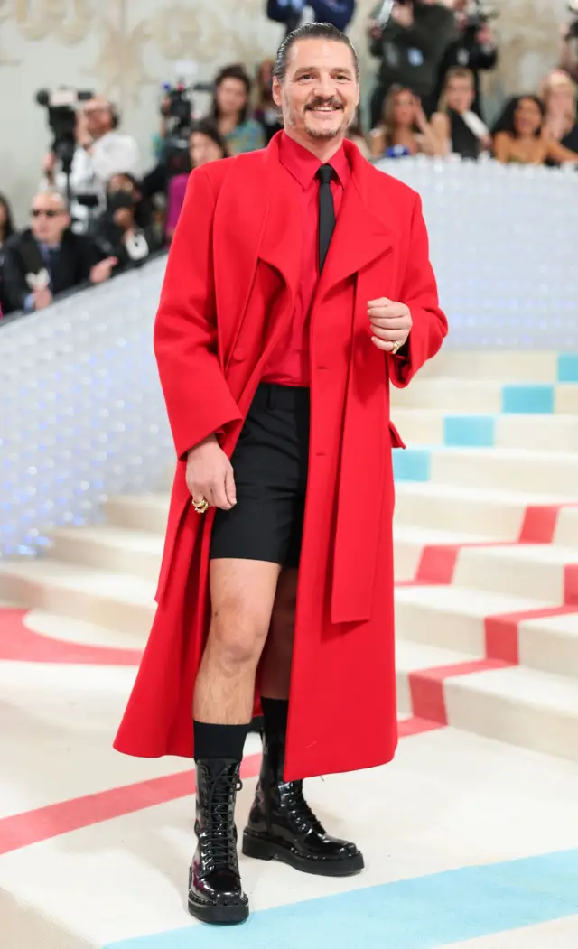 2023년 5월 1일 뉴욕 메트로폴리탄 미술관에서 열린 '칼 라거펠트: 아름다움의 선' 행사에 참석한 배우 페드로 파스칼