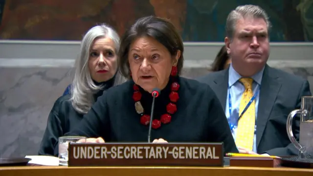 رزماری دیکارلو، معاون دبیرکل ملل متحد در وسط نشسته و یک مرد سمت راست و یک زن سمت چپ او