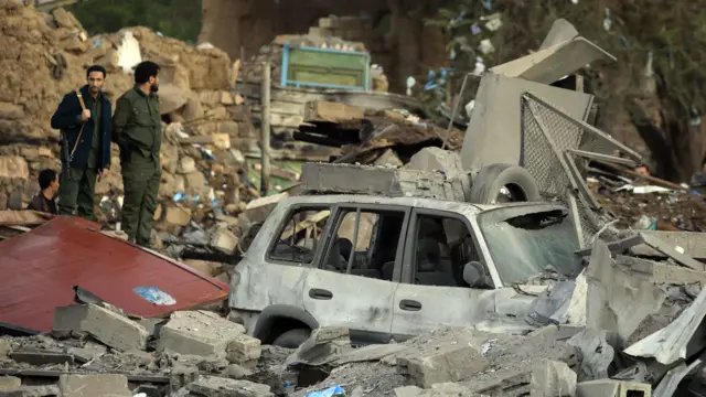 Milicianos hutíes inspeccionan uno de los lugares afectados por los bombardeos de EE.UU. durante el fin de semana del 15 de marzo.