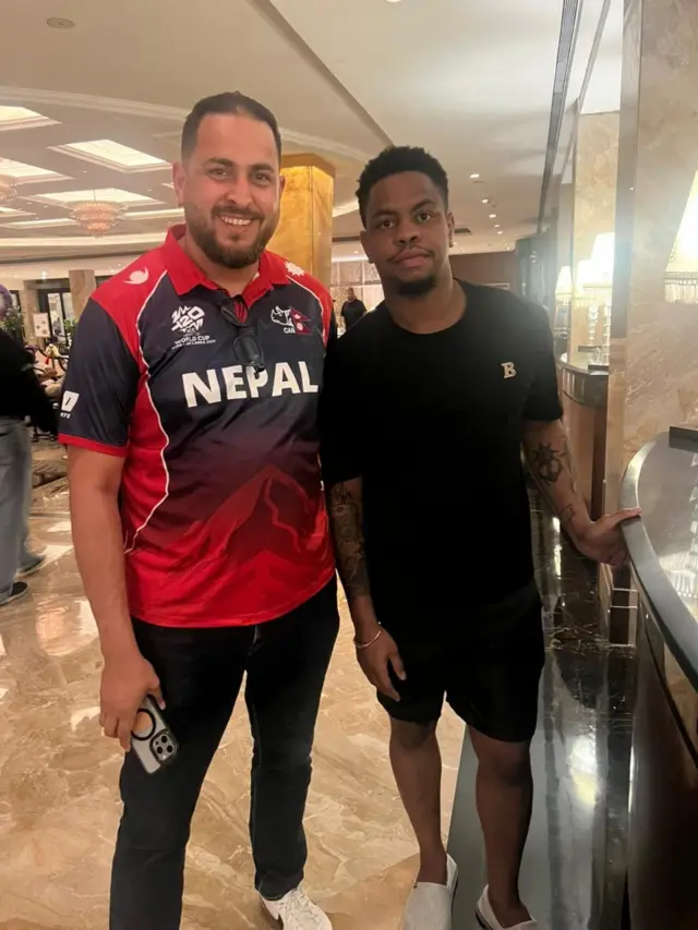 शङ्कर धरेलले वेस्ट इन्डिजका सिमरन हिटमायरसँग तस्बिर खिच्ने मौका दियो 