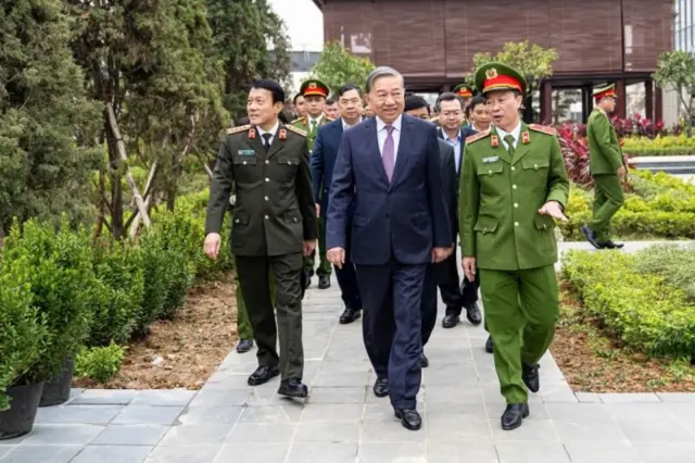 Tổng Bí thư Tô Lâm và Bộ trưởng Bộ Công an cùng các đại biểu tham quan, làm việc tại Trung tâm Dữ liệu Quốc gia vào ngày 29/12/2025