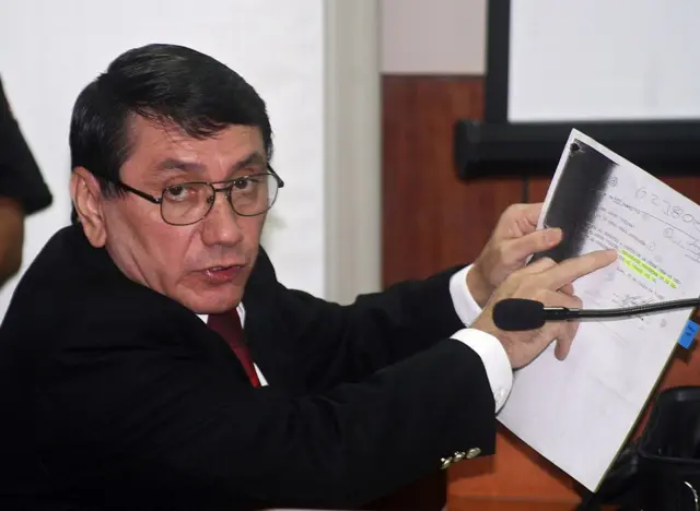 Santiago Martín Rivas señala una línea en un documento durante una audiencia judicial en 2008.