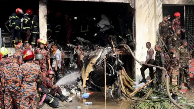 উত্তরার মাইলস্টোন স্কুল ও কলেজ ক্যাম্পাসে বিধ্বস্ত হয় যুদ্ধবিমানটি