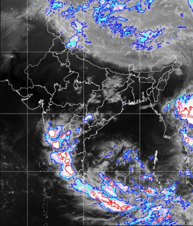 ঘূর্ণিঝড়ের গতিপথের স্যাটেলাইট চিত্র