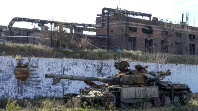 এই অ্যাজভস্টাল স্টিল কারখানাকে ঘিরে দু'পক্ষের মধ্যে রক্তাক্ত সংঘর্ষ হয়েছে