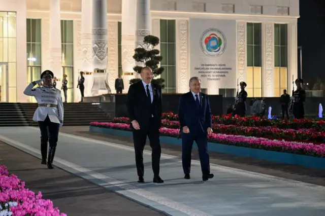 تصویر شوکت میرضیایف رئیس جمهور ازبیکستان در کنار الهام علی‌یف رئیس جمهور آذربایجان که در حال قدم زدن هستند