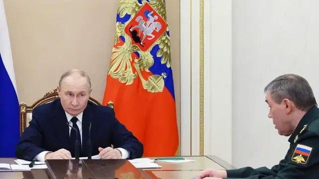 Володимир Путін та начальник Генерального штабу Валерій Герасимов беруть участь у нараді у Москві 29 грудня 2025 року
