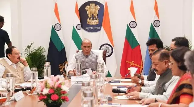 
பாதுகாப்பு அமைச்சர் ராஜ்நாத் சிங் திங்களன்று அமைச்சர்கள் மட்டத்திலான கூட்டத்தை நடத்தினார்.