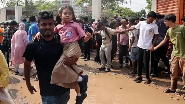 Diyaaradda ayaa ku dul dhacday dhismaha oo laba dabaq ahaa