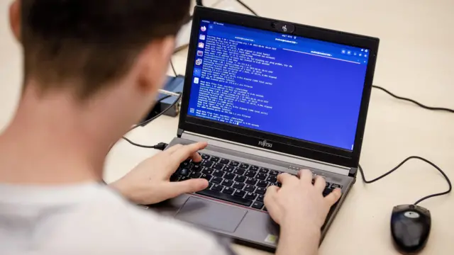 یک شرکت‌کننده در مدرسه تابستانی دو سرویس اطلاعاتی هلند: آ.ای.ف.د و ام.ای.ف.د