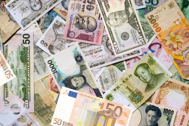 Cédulas de várias moedas, como euro, real e dólar