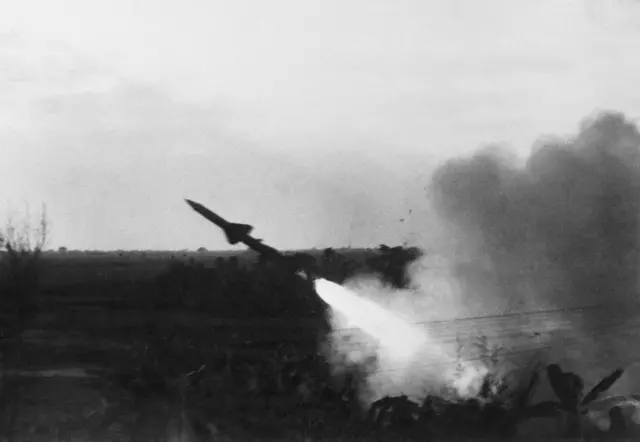 Tên lửa phòng không Bắc Việt khai hỏa nhằm ngăn chặn B-52 của Mỹ trong Chiến dịch Linebacker II vào tháng 12/1972