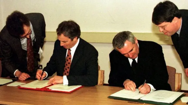 Tony Blair e Bertie Ahern assinando o acordo