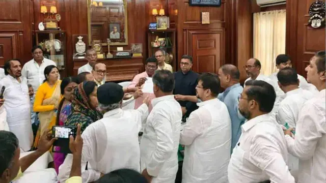 टीएमसी के बागी विधायकों ने विधानसभा अध्यक्ष रथींद्र बसु को ऋतब्रत बनर्जी को विधायक दल का नेता चुने जाने की जानकारी देते हुए एक पत्र सौंपा