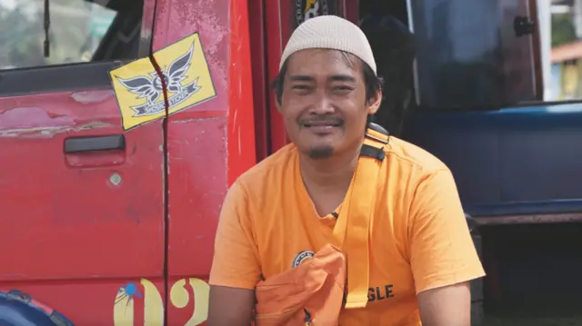 Lestareno Septiano Basariasis adalah supir angkot yang menjadi caleg DPRD Purwakarta.