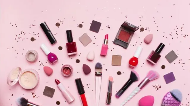 প্রসাধনী সামগ্রী