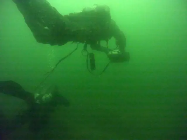 Các thợ lặn tiến dần về phía quả mìn từng giây một, rồi dừng lại chờ thêm ba giây