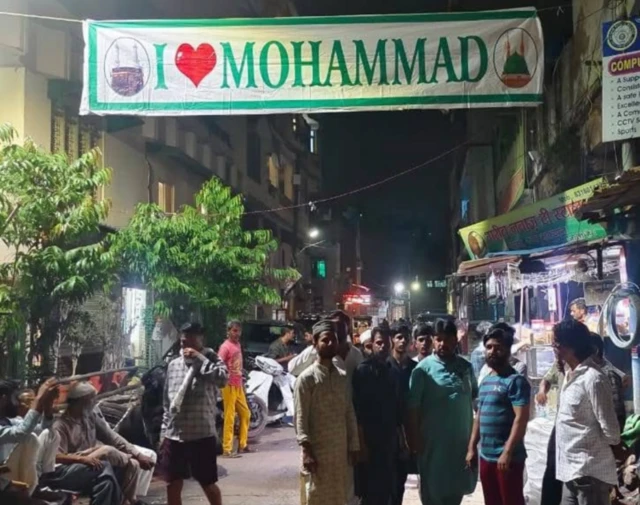 கான்பூரில் 'ஐ லவ் முஹமது' பதாகை 