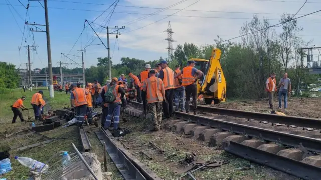 Ремонт колій метрополітену, пошкоджених російських обстрілом 