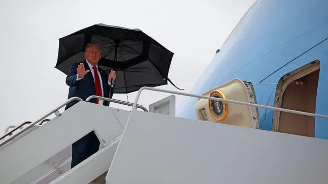 Президент США Дональд Трамп підіймається на борт літака Air Force One для поїздки на Близький Схід 12 жовтня