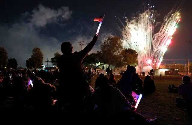 Personas observan fuegos artificiales durante la celebración anual del Día de la Independencia en la comunidad predominantemente latina de Bell Gardens el 2 de julio de 2026 en Bell Gardens, California.