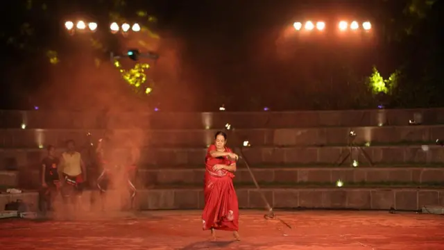 ကြိုးအသုံးပြုတဲ့ အိန္ဒိယကိုယ်ခံပညာကို ဆာရီအနီနဲ့ အမျိုးသမီးတစ်ဦး ကပြ ဖျော်ဖြေနေပုံ