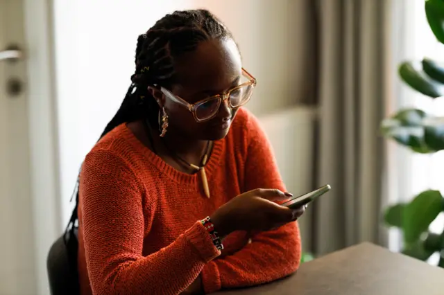 Une femme avec son smartphone