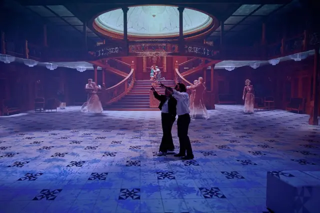 Visitantes comparecem à exposição imersiva "A Lenda do Titanic" em 8 de maio de 2025 em Munique, Alemanha