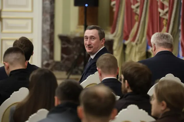 Олексій Чернишов у костюмі дивиться з зали