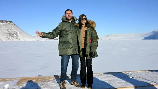 जेडी वेंस और उनकी पत्नी ऊषा वेंस की तस्वीर