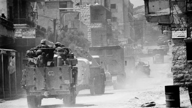 Waa Askarta Israa'iil oo wata baabuurta gaashaaman oo dhex maray tuulo ku taal dooxada Bekaa intii lagu jiray duullaankii Israa'iil ee Lubnaan bishii Juun 1982