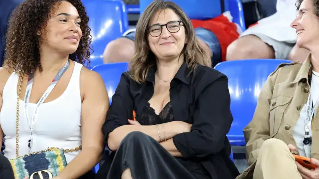 Fayza Lamari, hagati, muri Qatar yaje gushyigikira ikipe y'Ubufaransa n'umuhungu we Mbappé