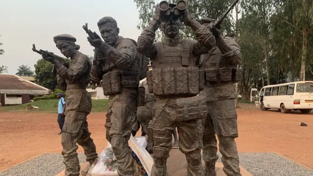 ኣብ ርእሰ ከተማ ሪፓብሊክ ማእከላይ ኣፍሪቃ ዘሎ ሓወልቲ ወተሃደራት ሩስያ