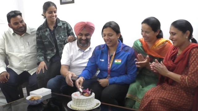 ਆਪਣੇ ਪਰਿਵਾਰ ਦੇ ਨਾਲ ਸਿਫ਼ਤ ਕੌਰ ਸਮਰਾ