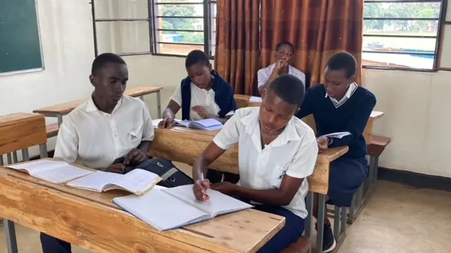 Abanyeshuri bicaye mu ishuri kuri uyu wambere i Kigali
