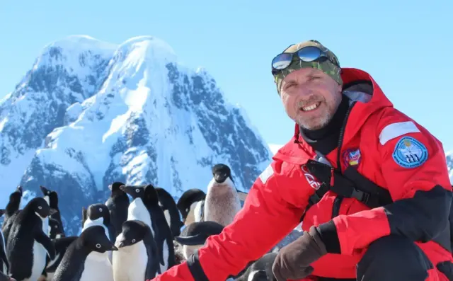 Ігор Дикий, зоолог, менеджер напряму "Рідкісні види" Всесвітнього фонду природи WWF-Україна з пінгвінами