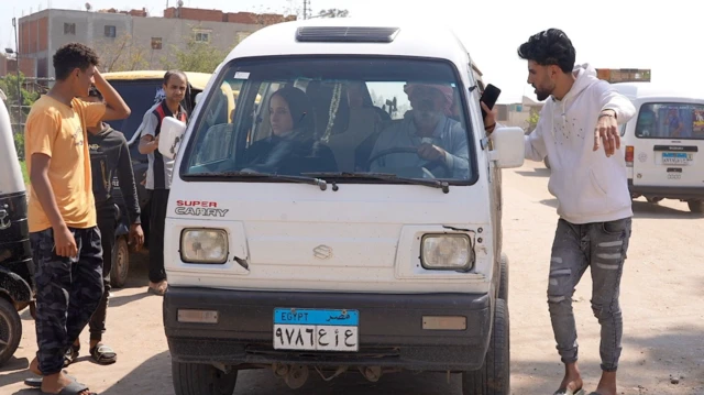 حافلة صغيرة في نجريج تشبه تلك التي كان يستقلها محمد صلاح للذهاب إلى القاهرة والعودة خمسة أيام في الأسبوع.