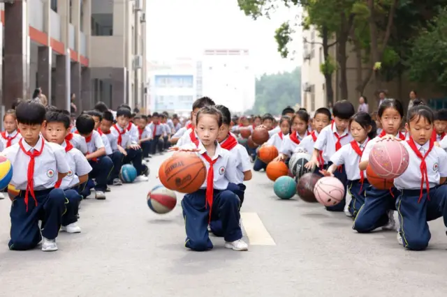 चीनच्या शाळेतील लहान मुलं 