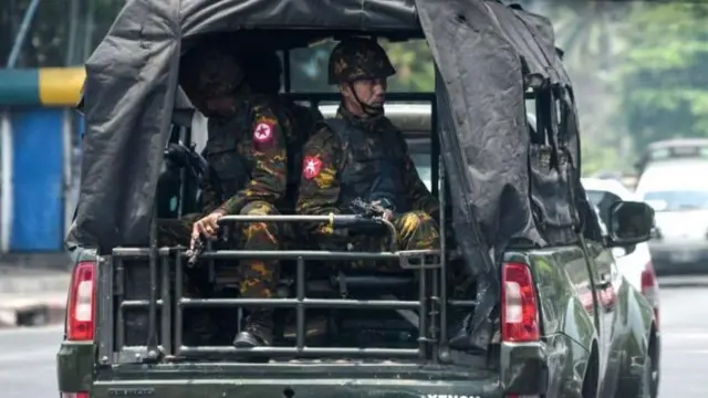 মিয়ানমারের সেনাবাহিনীর সদস্যদের টহল