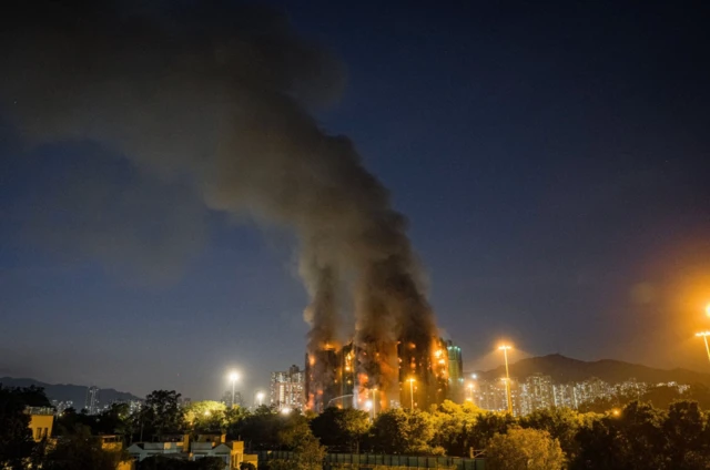 چندین ساختمان در میان شعلههای آتش دیده میشوند