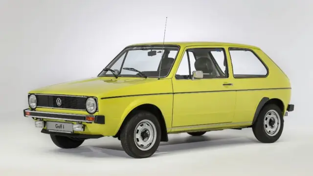 نسل اول فولکس‌واگن گلف در سال ۱۹۷۴ به بازار آمد