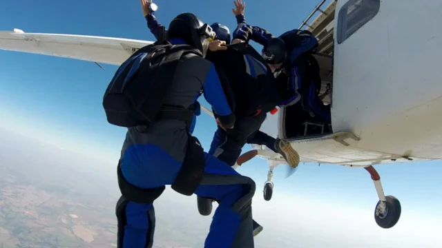 Dikarenakan kondisinya, SM melakukan aksi terjun payung dari pesawat terbang tanpa sedikit pun merasakan takut.