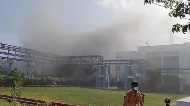 विस्फोट के बाद चारों ओर काला धुआं फैल गया